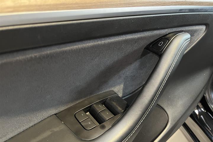 Sort Tesla Model 3 fra 2021