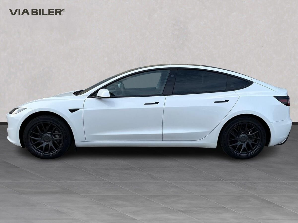 Hvid Tesla Model 3 fra 2025