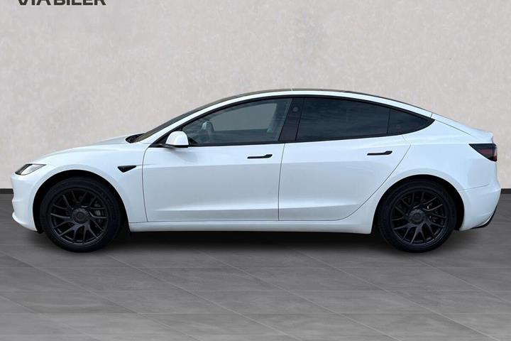 Hvid Tesla Model 3 fra 2025