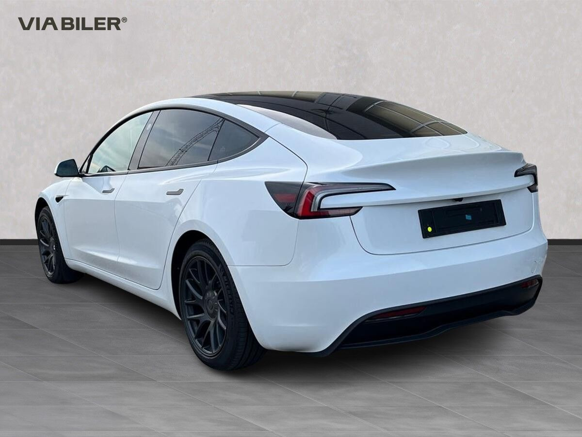 Hvid Tesla Model 3 fra 2025