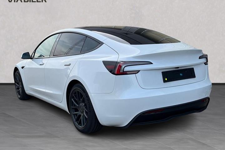 Hvid Tesla Model 3 fra 2025