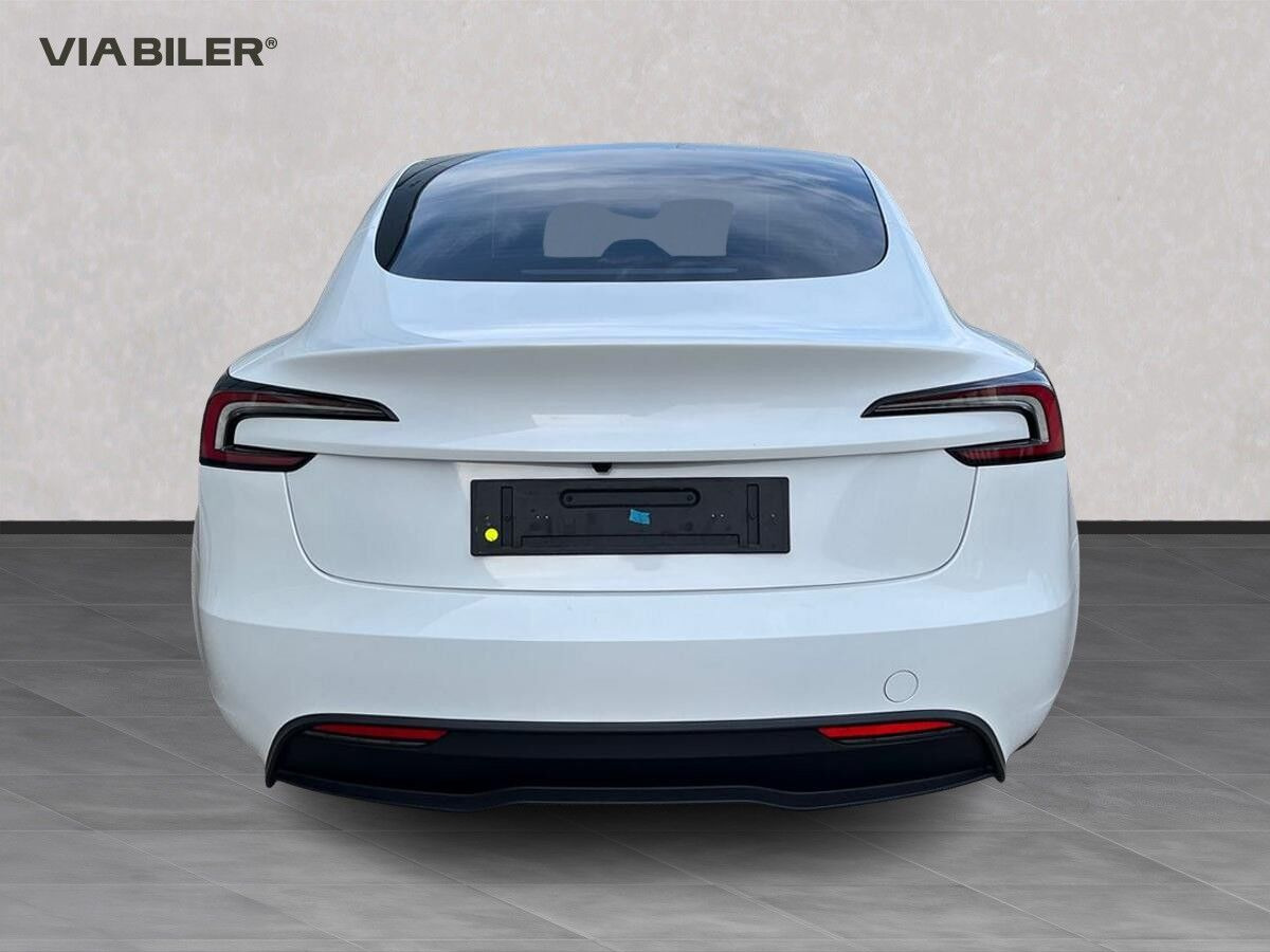 Hvid Tesla Model 3 fra 2025