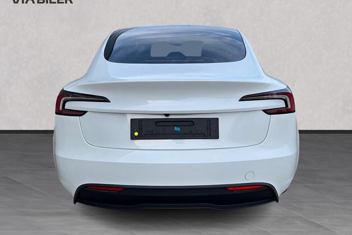 Hvid Tesla Model 3 fra 2025