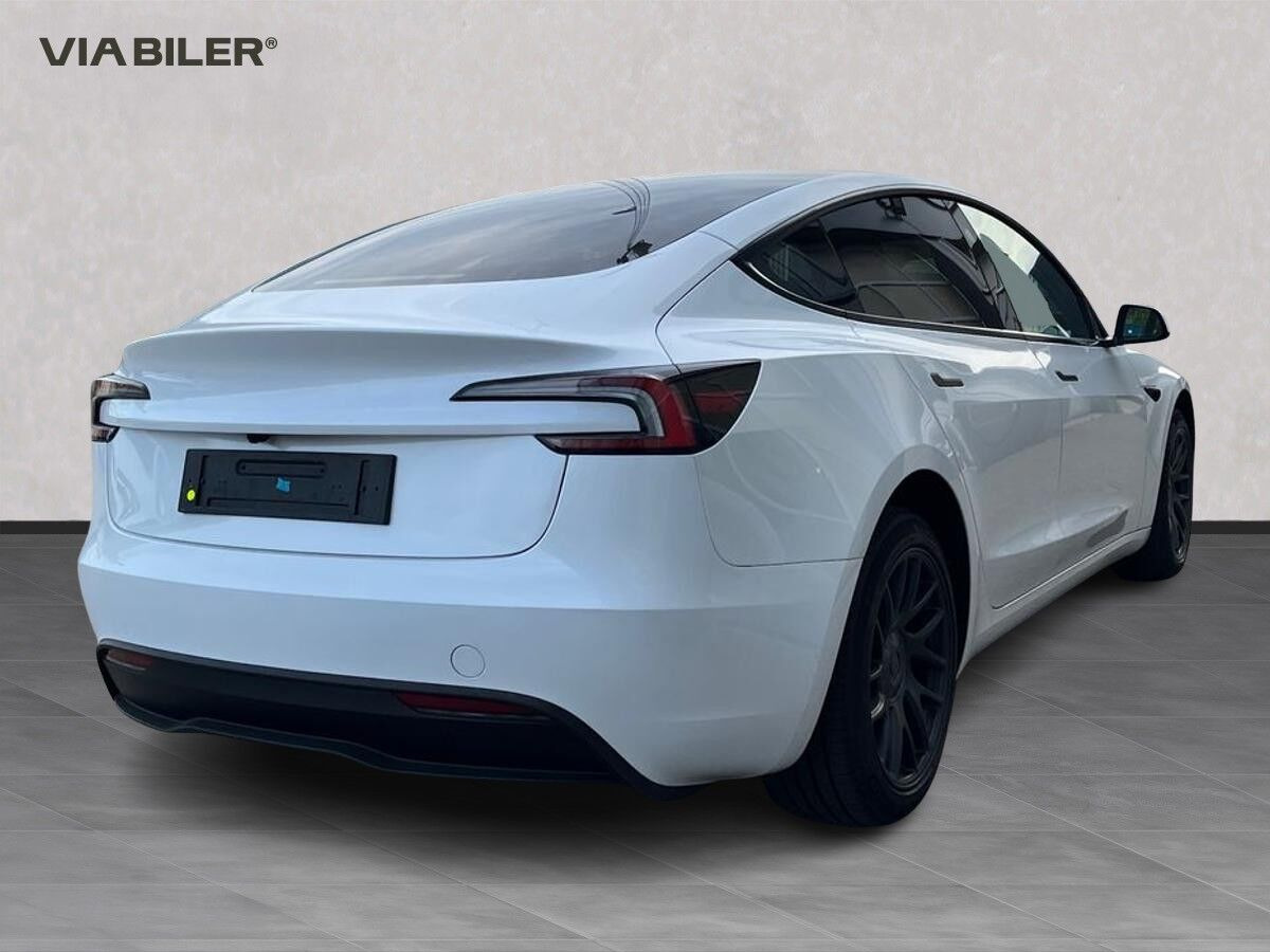 Hvid Tesla Model 3 fra 2025