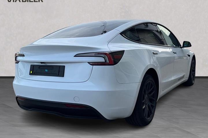 Hvid Tesla Model 3 fra 2025