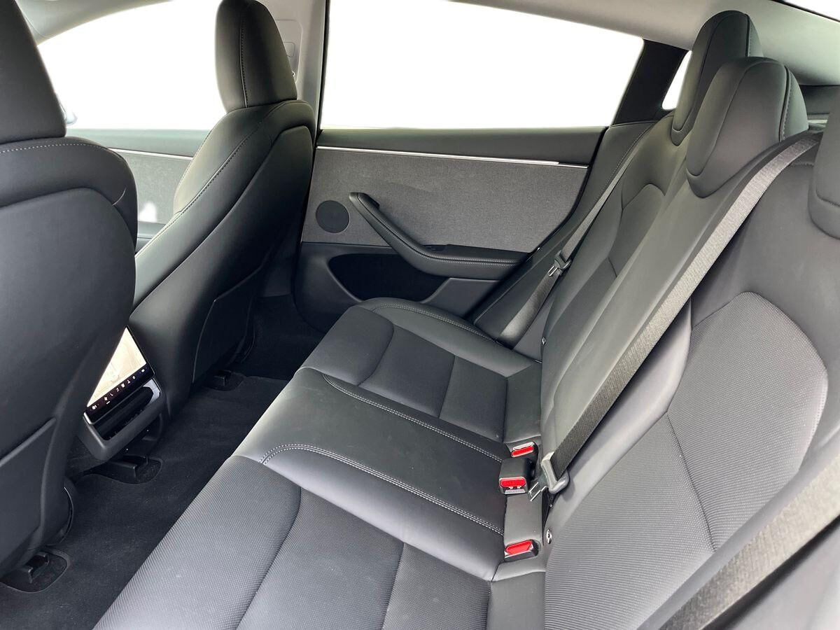 Hvid Tesla Model 3 fra 2025