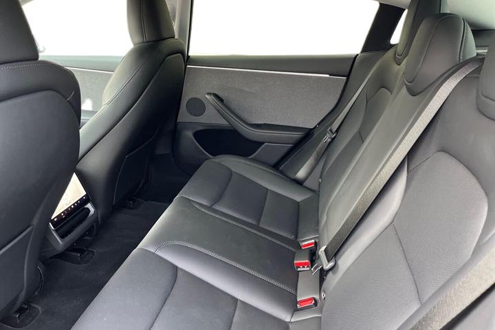 Hvid Tesla Model 3 fra 2025