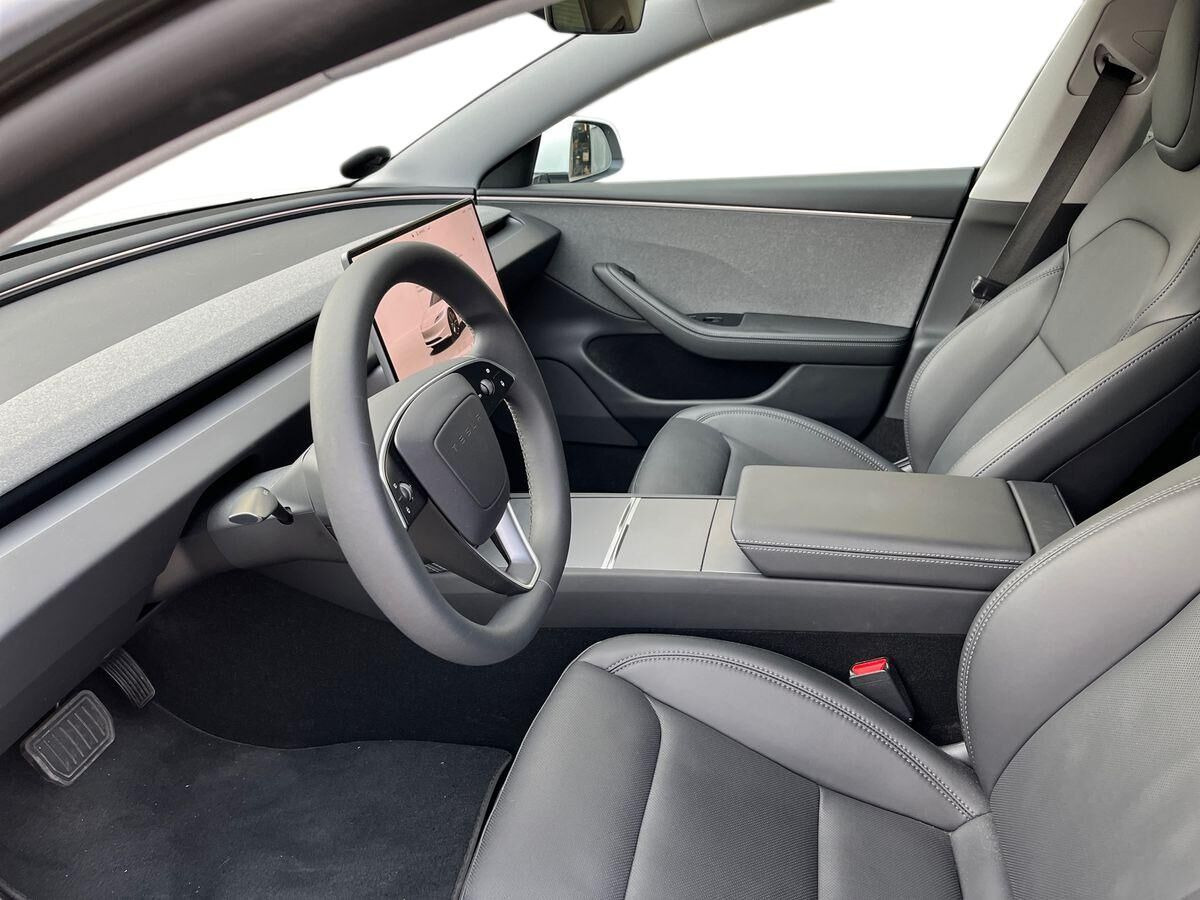Hvid Tesla Model 3 fra 2025
