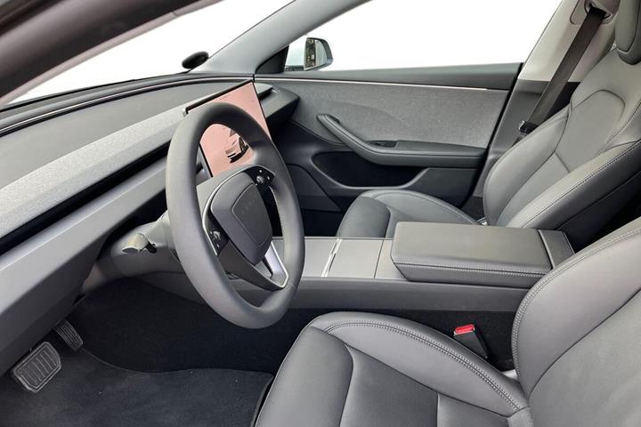 Hvid Tesla Model 3 fra 2025