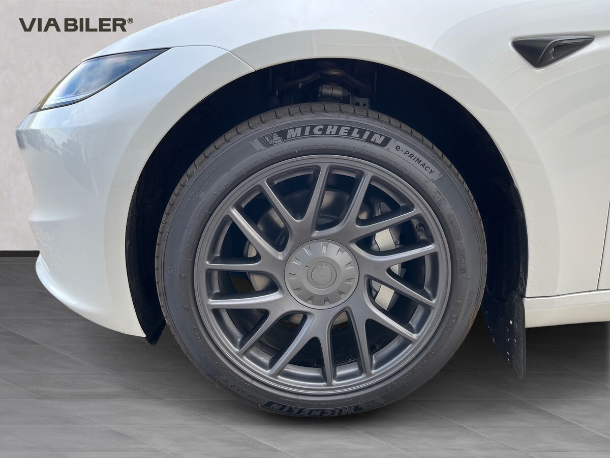 Hvid Tesla Model 3 fra 2025