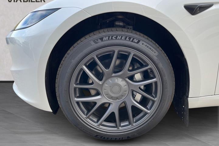Hvid Tesla Model 3 fra 2025