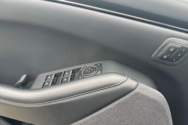 Sort Ford Mustang Mach-E fra 2021