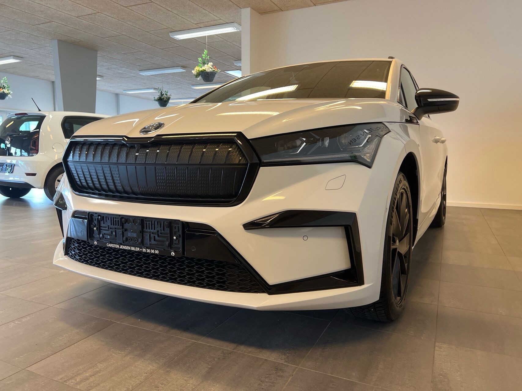 Hvid Skoda Enyaq fra 2023