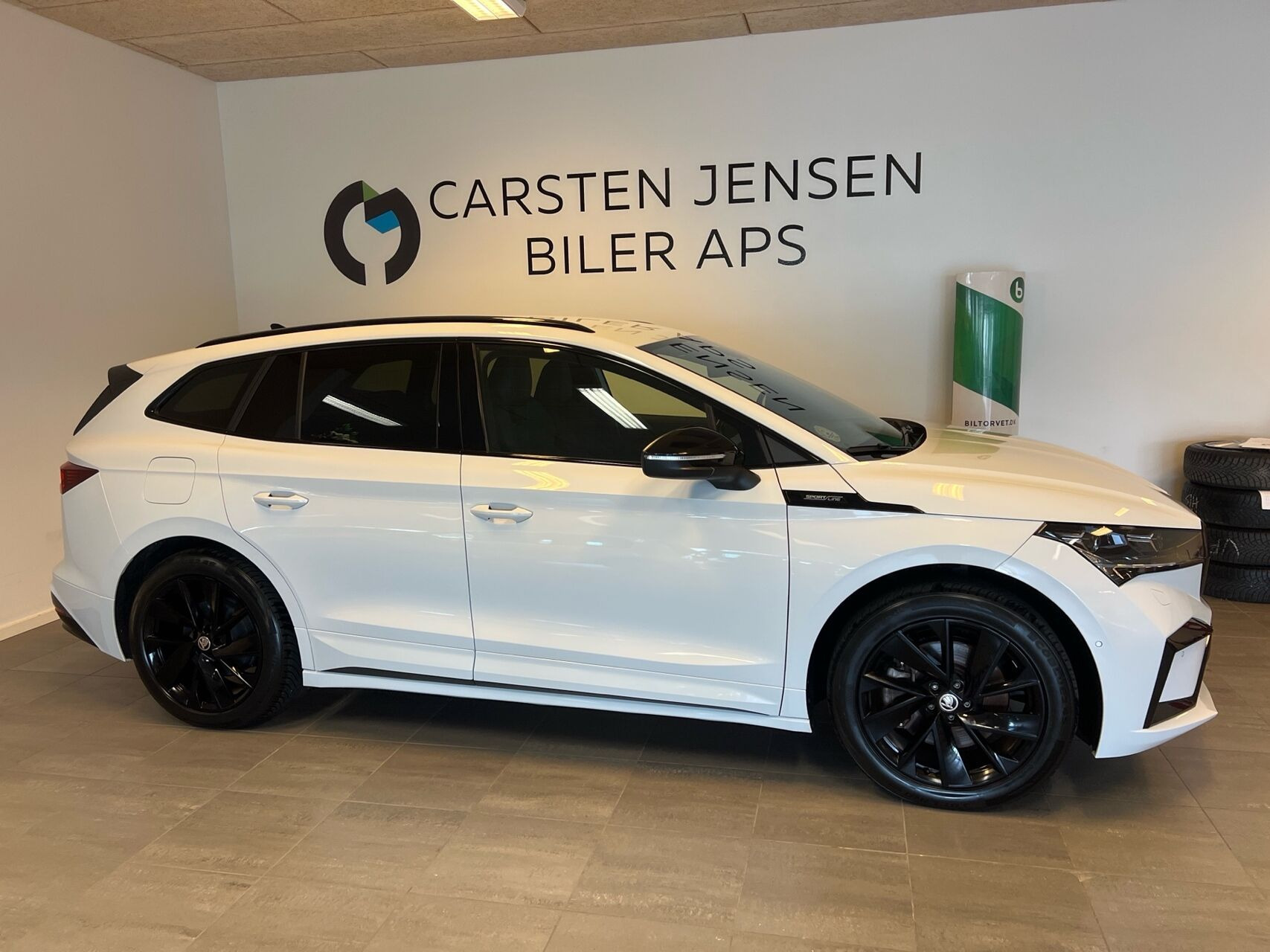 Hvid Skoda Enyaq fra 2023