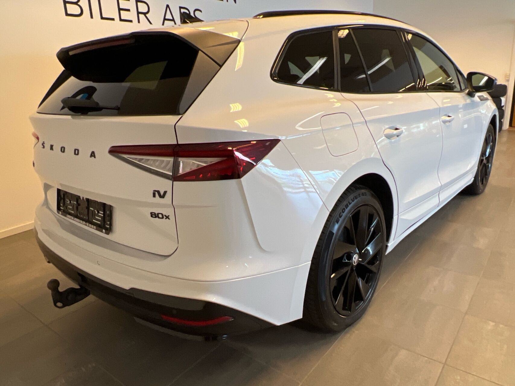 Hvid Skoda Enyaq fra 2023