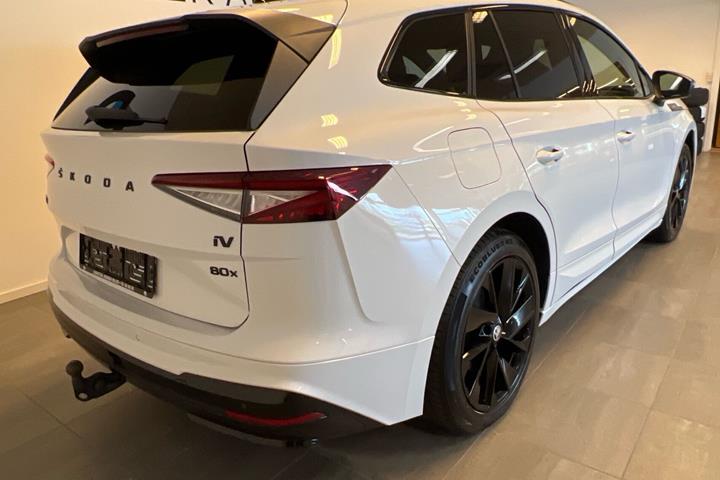 Hvid Skoda Enyaq fra 2023