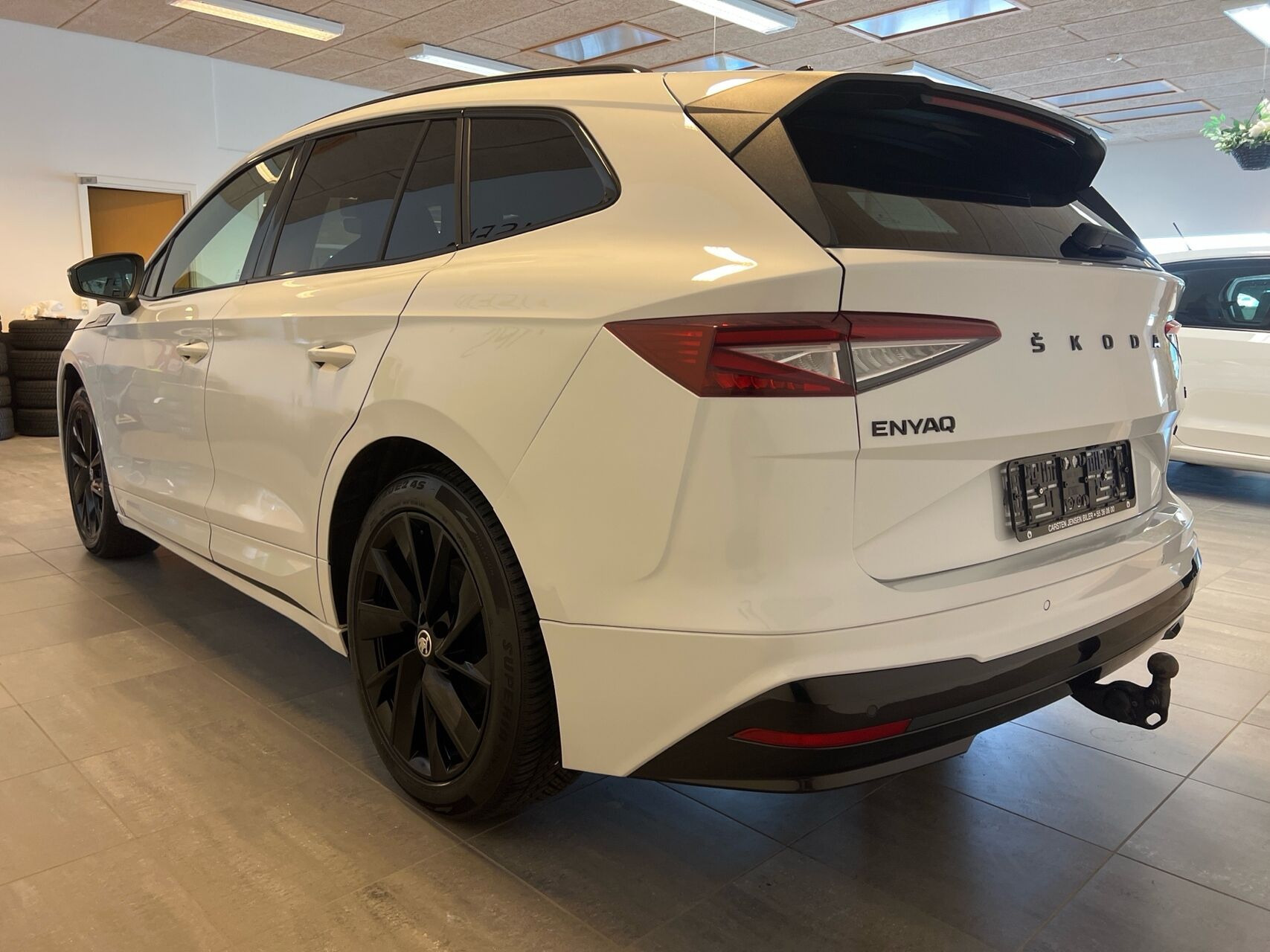 Hvid Skoda Enyaq fra 2023