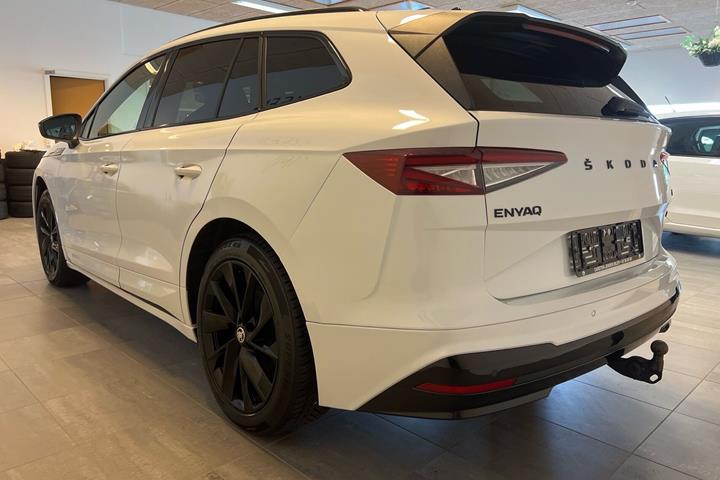 Hvid Skoda Enyaq fra 2023
