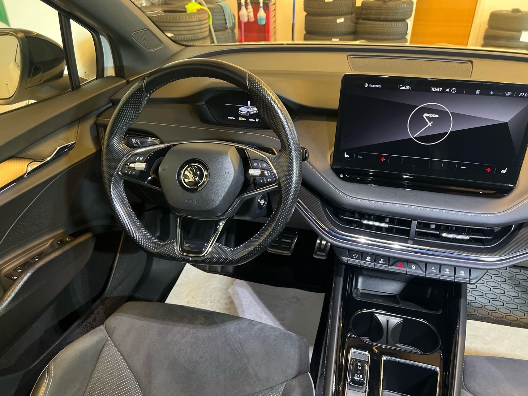 Hvid Skoda Enyaq fra 2023