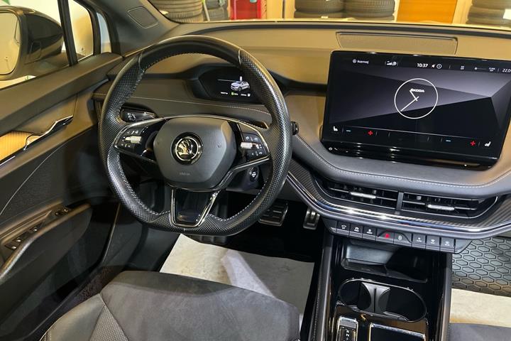 Hvid Skoda Enyaq fra 2023