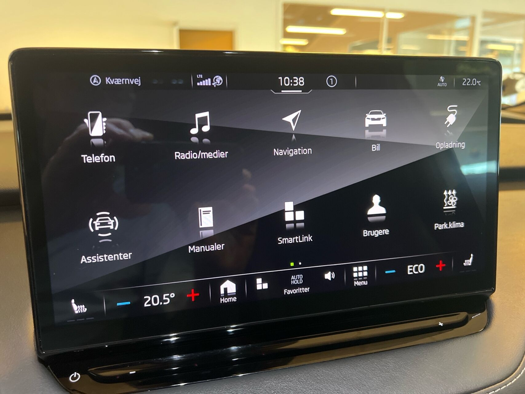 Hvid Skoda Enyaq fra 2023
