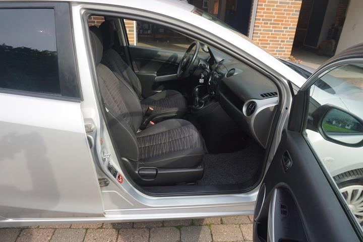 Sølv Mazda 2 fra 2009