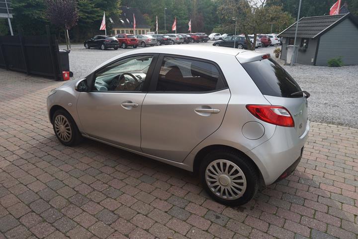 Sølv Mazda 2 fra 2009