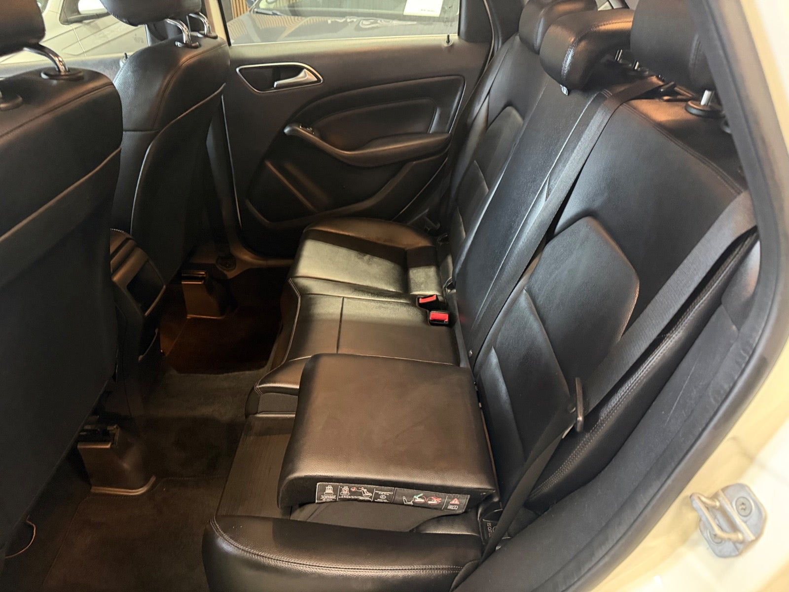 Hvid Mercedes B200 fra 2013