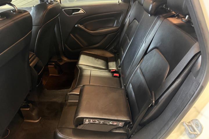 Hvid Mercedes B200 fra 2013