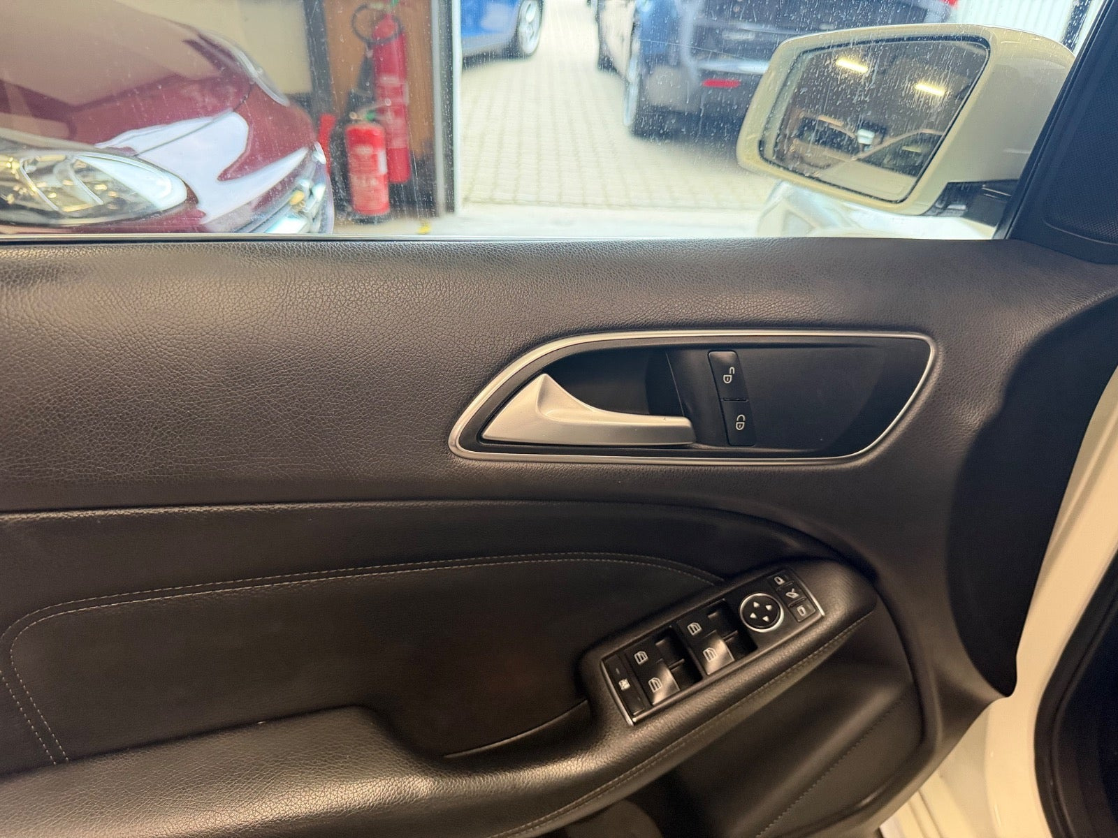 Hvid Mercedes B200 fra 2013