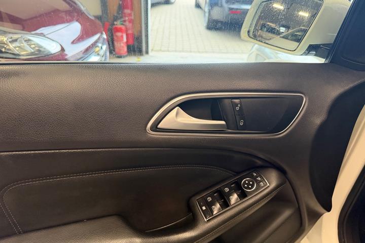 Hvid Mercedes B200 fra 2013