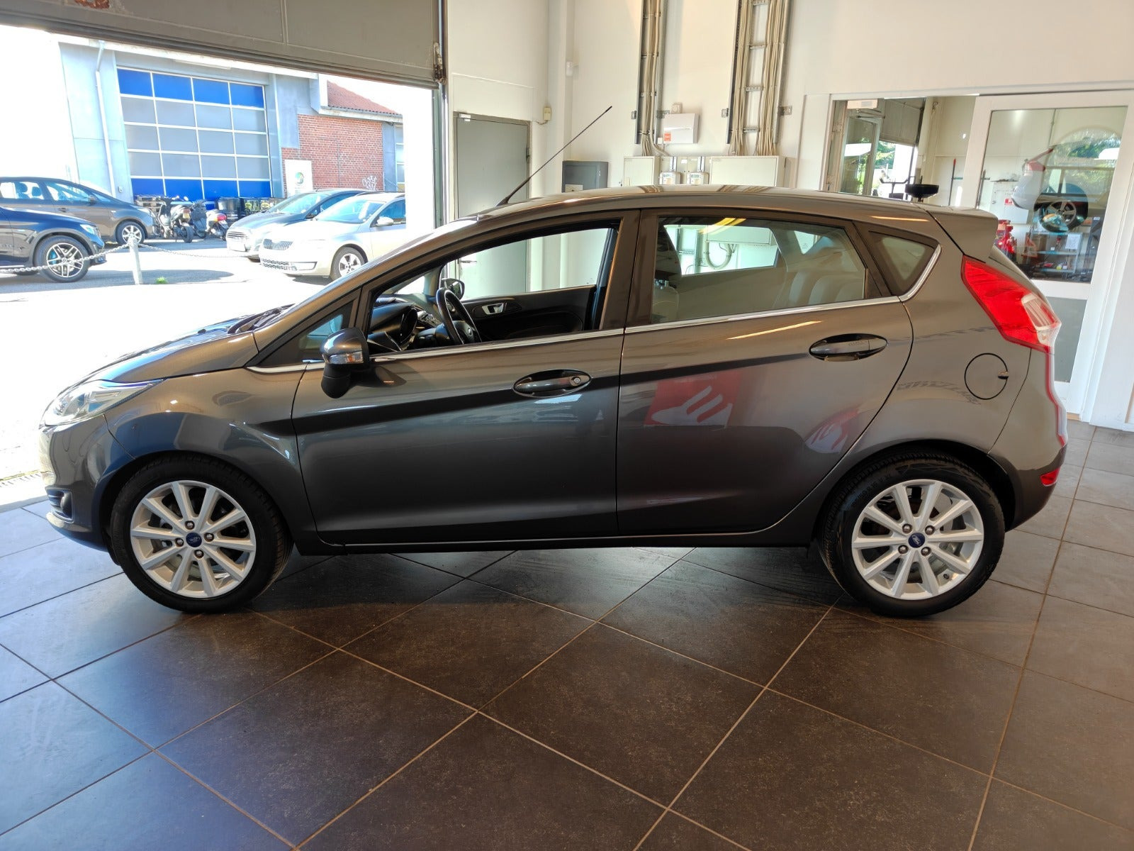 Grå Ford Fiesta fra 2016