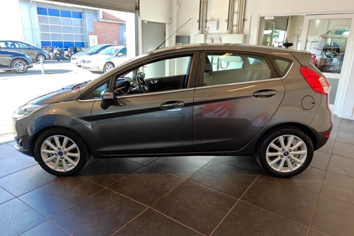 Grå Ford Fiesta fra 2016