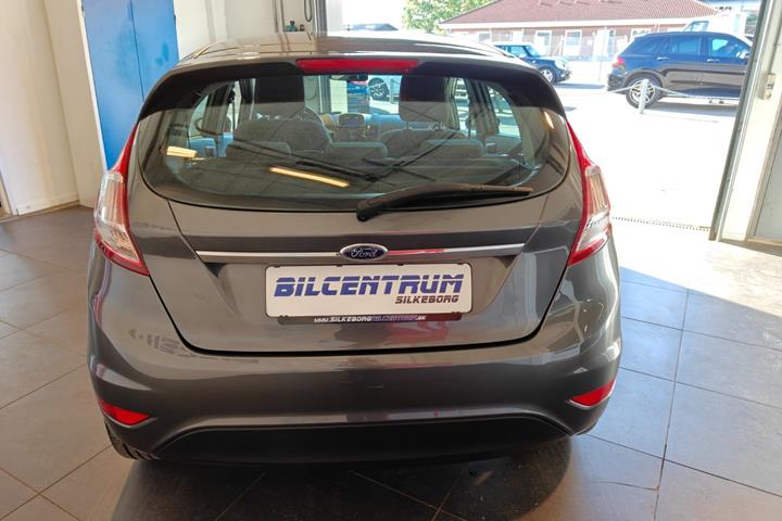 Grå Ford Fiesta fra 2016