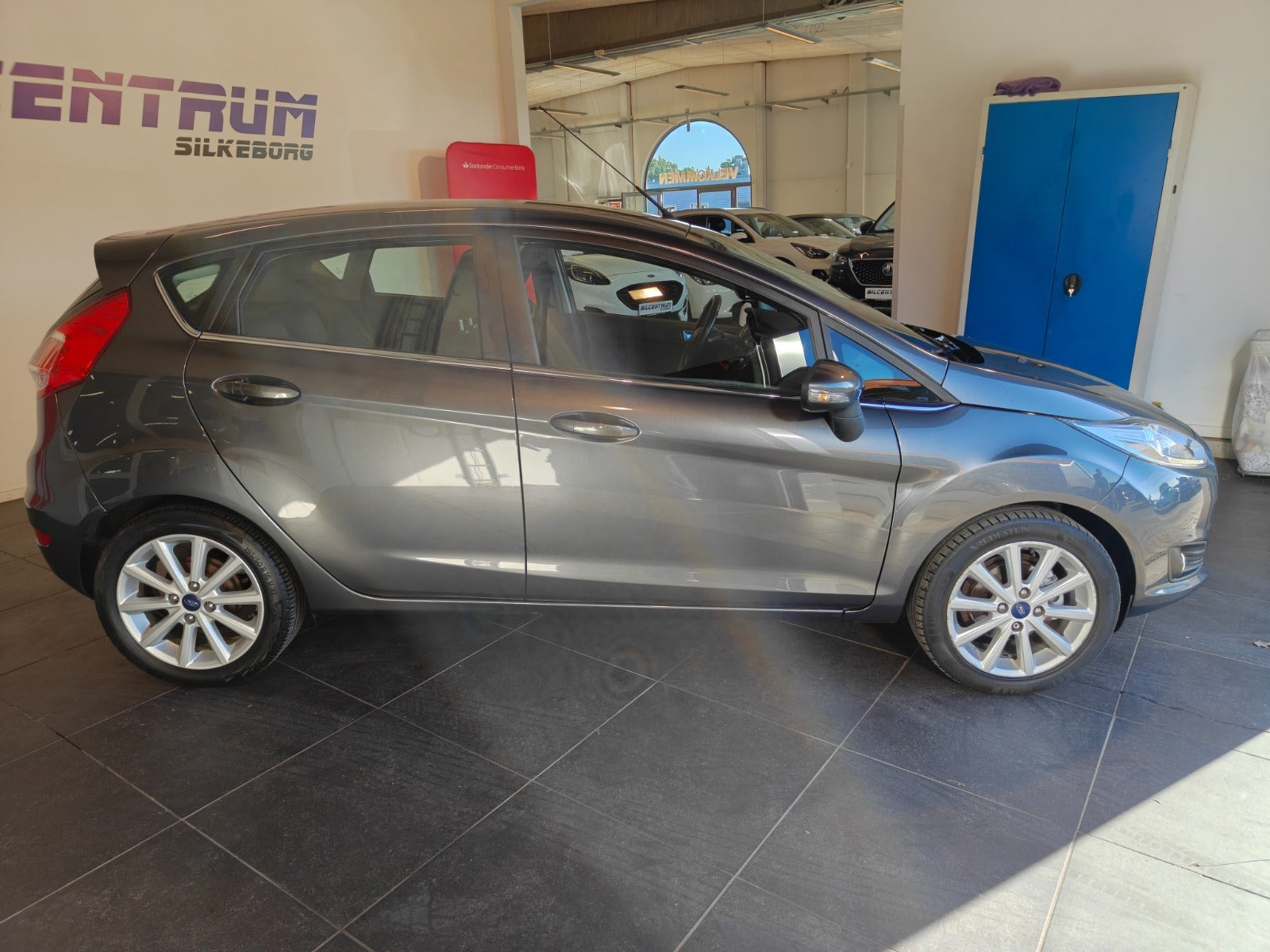 Grå Ford Fiesta fra 2016