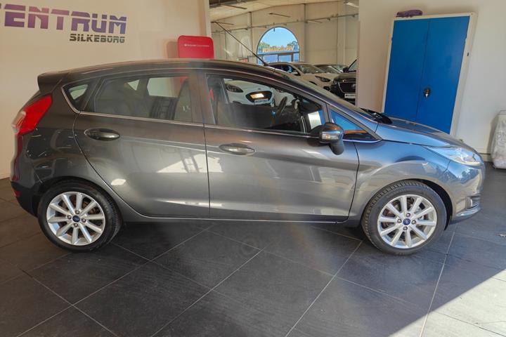 Grå Ford Fiesta fra 2016