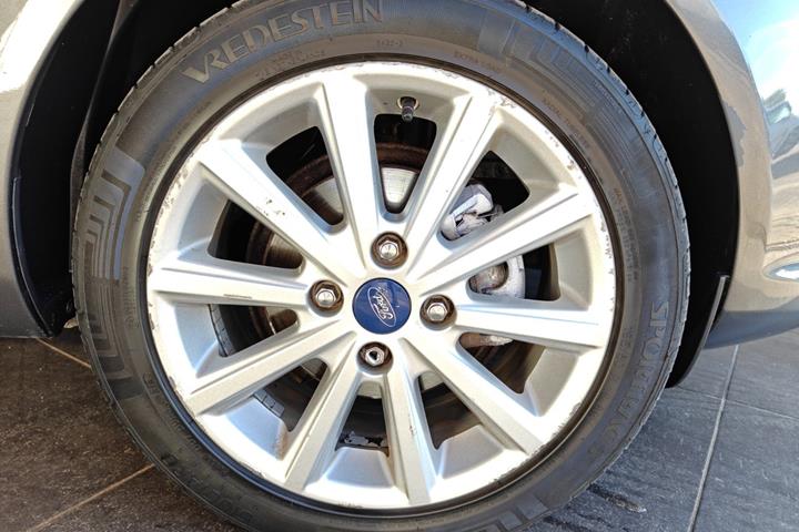 Grå Ford Fiesta fra 2016