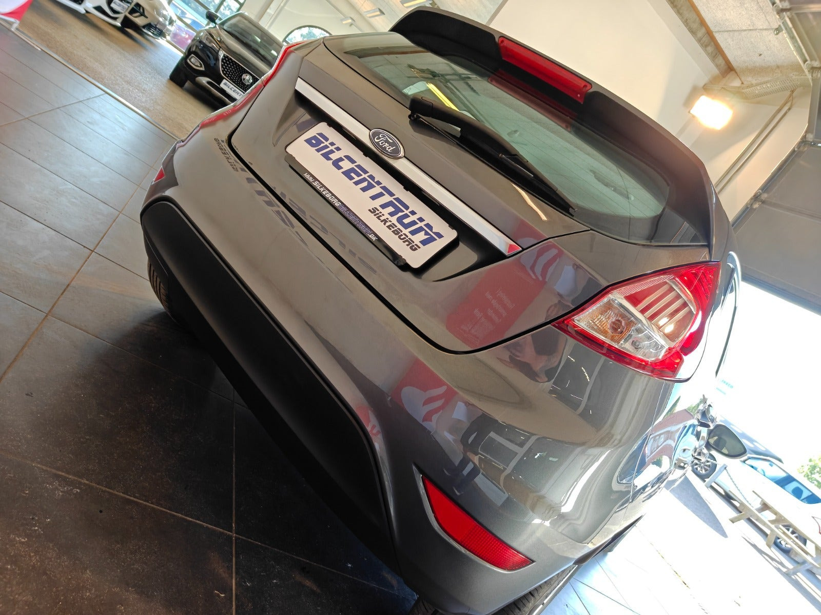 Grå Ford Fiesta fra 2016