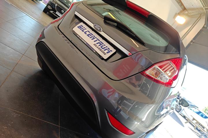 Grå Ford Fiesta fra 2016