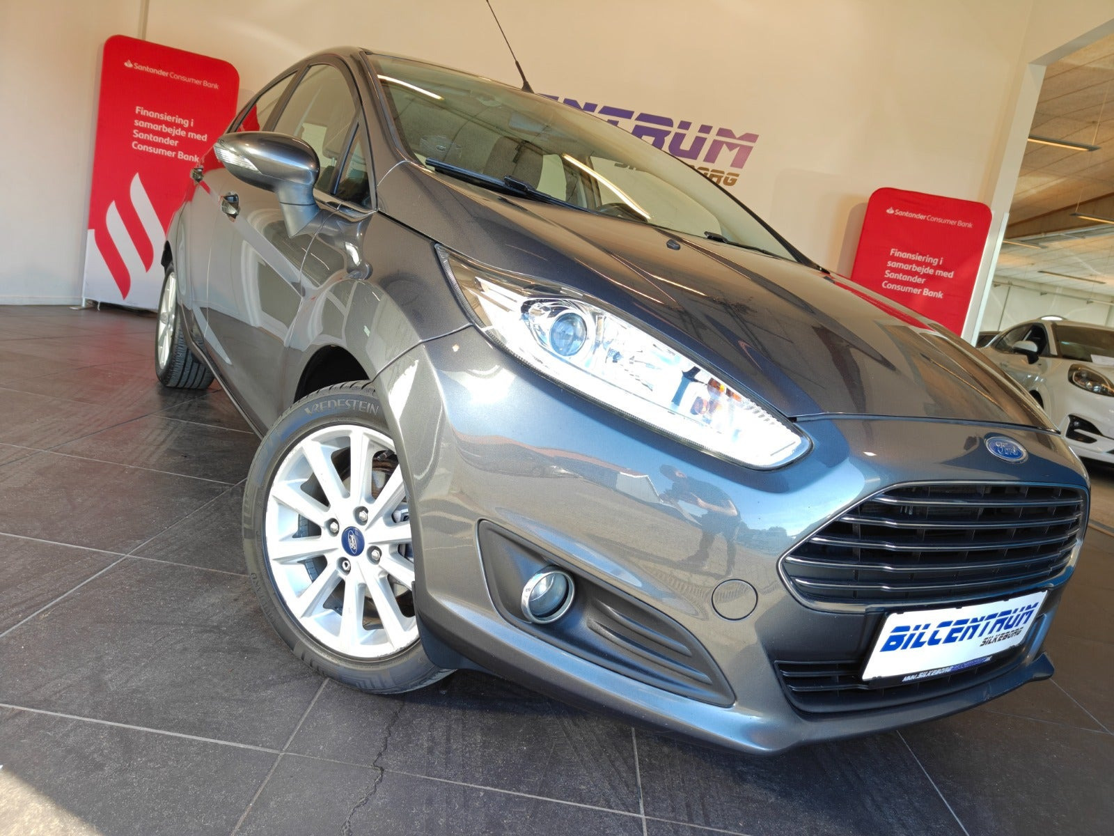 Grå Ford Fiesta fra 2016