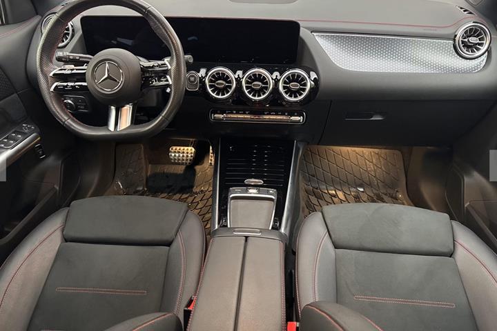 Blå Mercedes EQA250+ fra 2025
