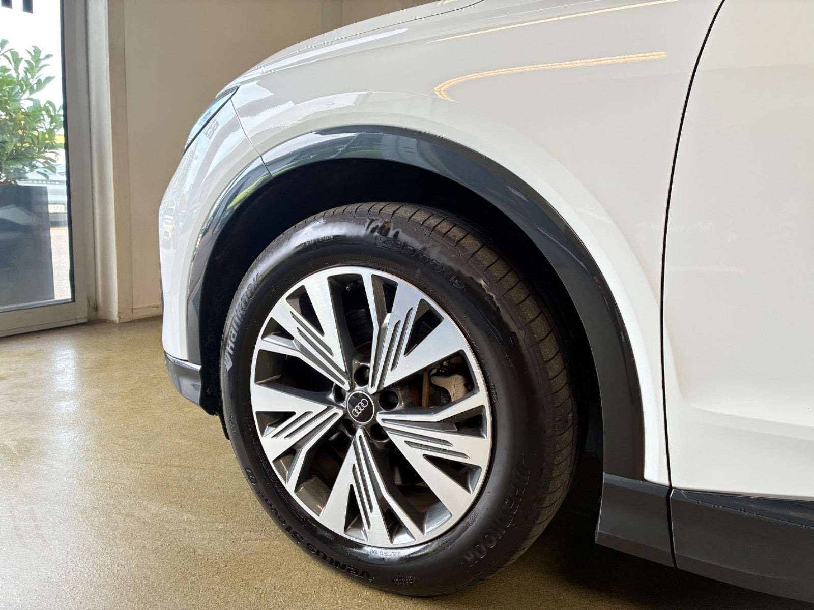 Hvid Audi Q4 e-tron fra 2023
