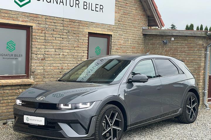 Rød Hyundai Ioniq 5 fra 2025 set udefra
