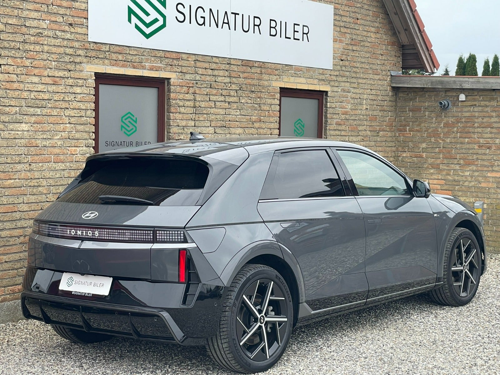 Rød Hyundai Ioniq 5 fra 2025
