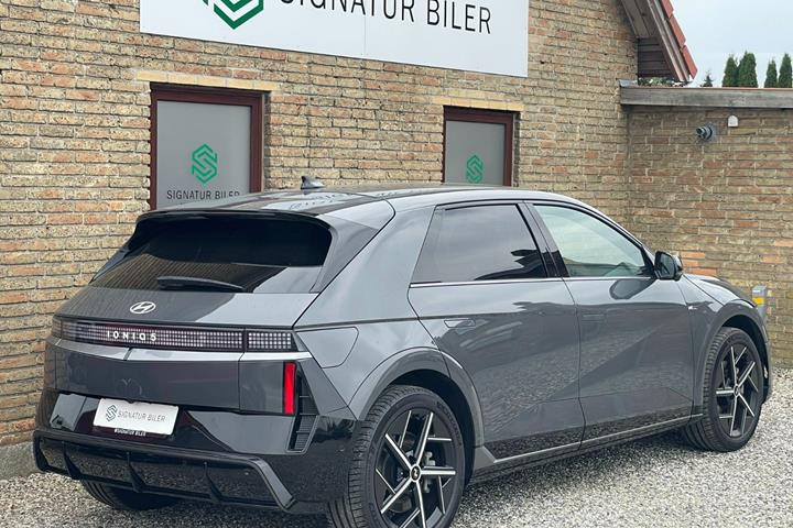 Rød Hyundai Ioniq 5 fra 2025
