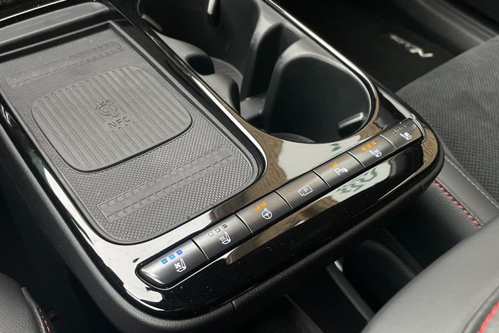 Rød Hyundai Ioniq 5 fra 2025