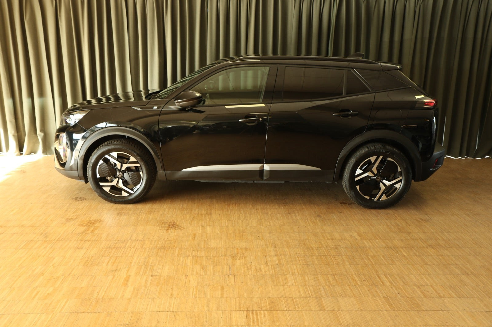 Grøn Peugeot e-2008 fra 2024