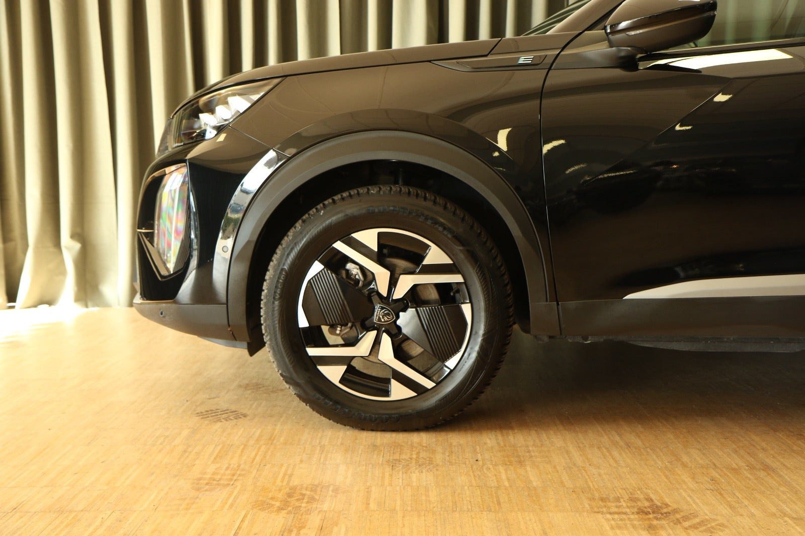 Grøn Peugeot e-2008 fra 2024