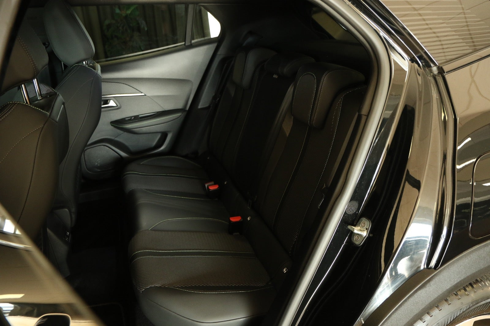 Grøn Peugeot e-2008 fra 2024