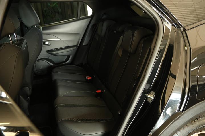 Grøn Peugeot e-2008 fra 2024